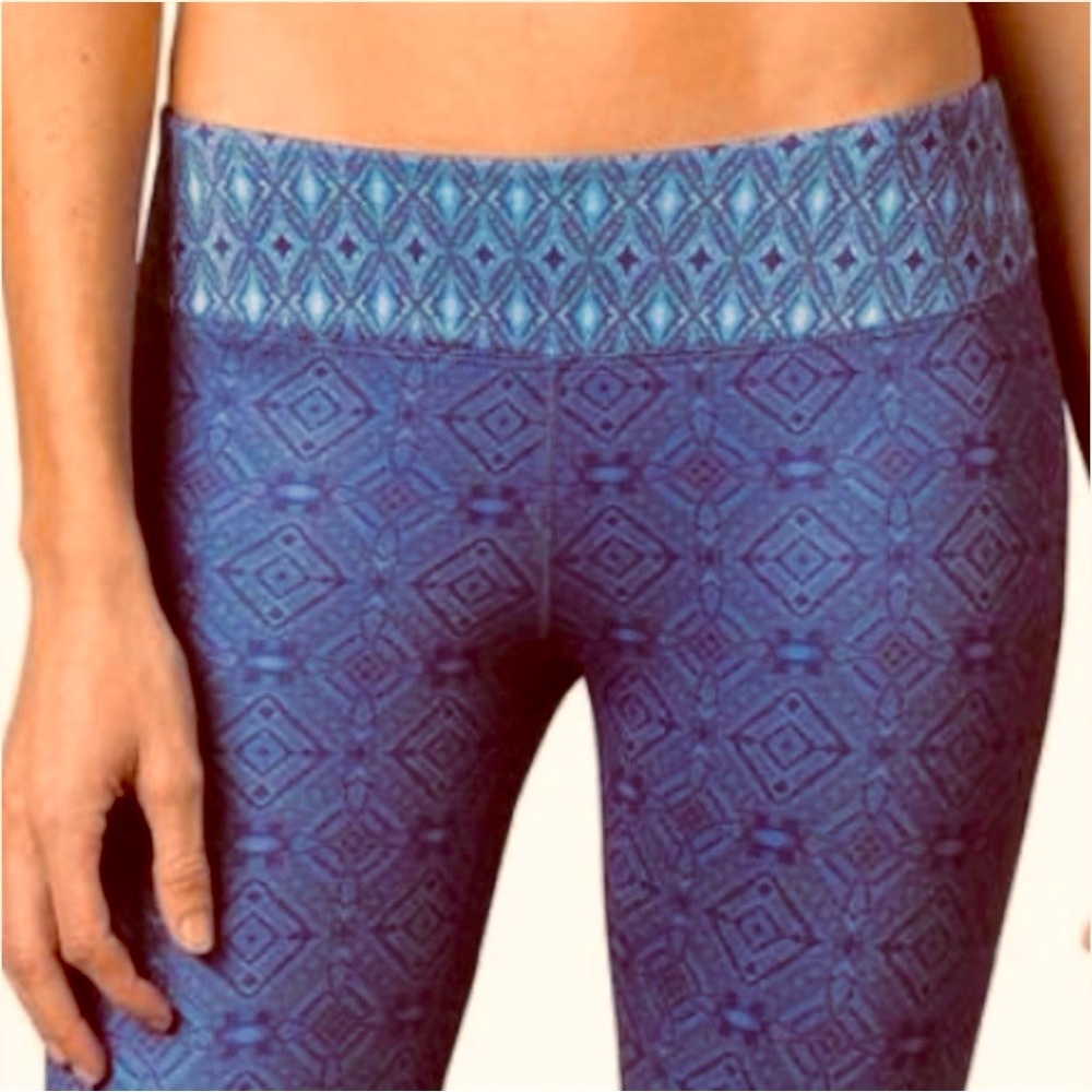 Prana Woman’s Yoga Pants in Roxanne Blue Turquoise Design Size  Large
